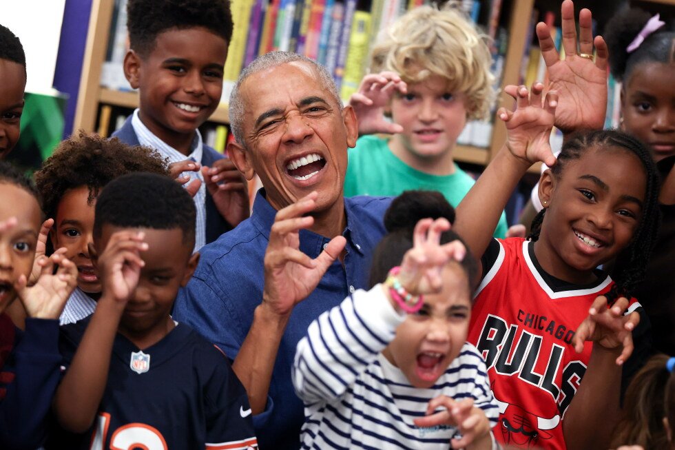 surprise!-barack-and-michelle-obama-greet-first-visitors-to-new-chicago-center