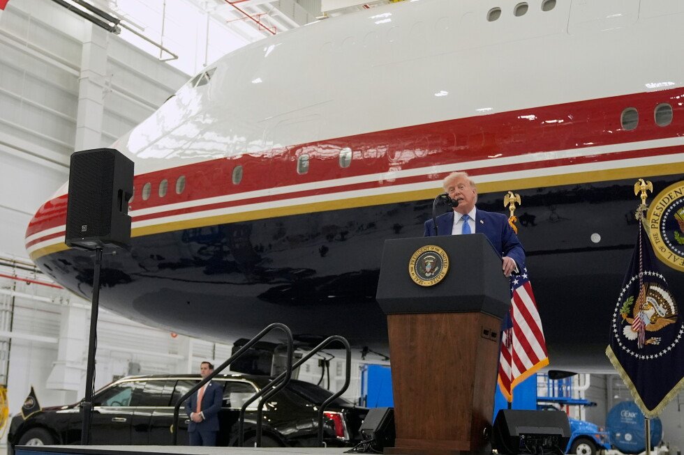 trump-unveils-the-new-air-force-one,-a-converted-qatari-jet