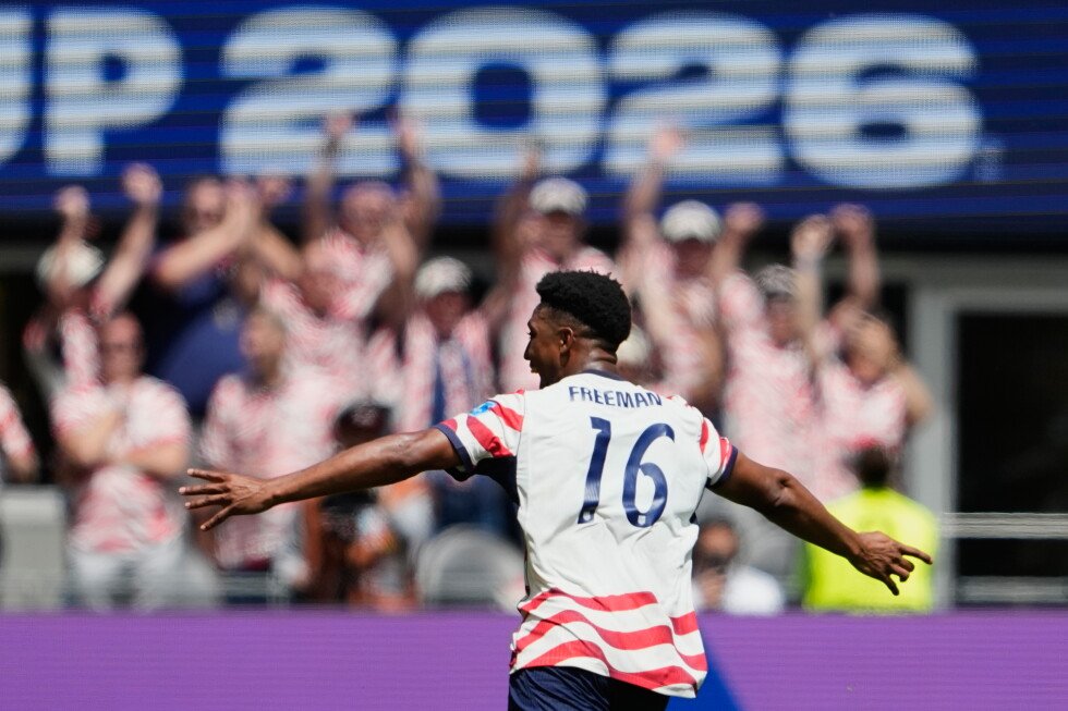 us-beats-australia-2-0-to-advance-to-knockout-round-at-world-cup