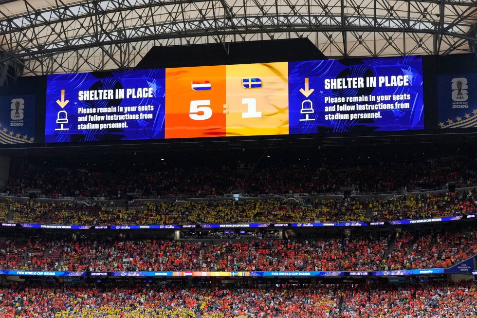 fans-told-to-shelter-in-place-after-netherlands’-5-1-win-over-sweden-in-houston-due-to-lightning