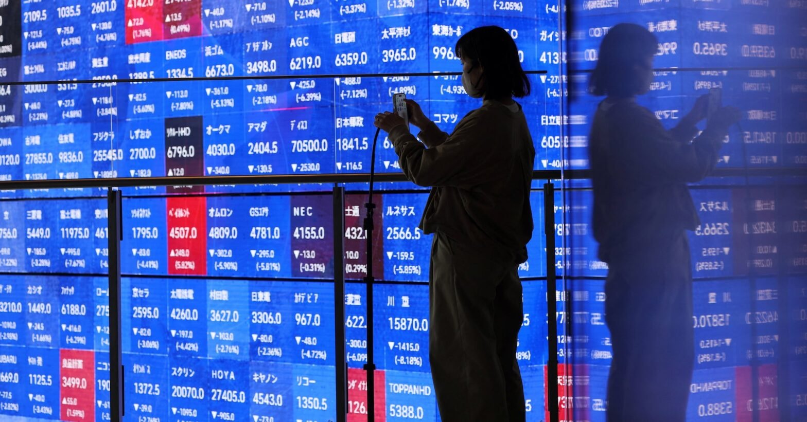 stocks-slip-in-asia,-oil-up-on-peace-doubts