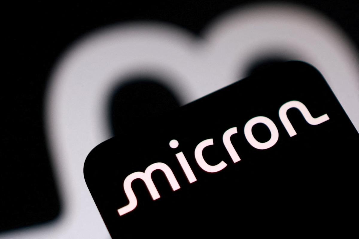 micron-stock-surges-to-new-high-amid-ai-memory-trade-boom,-anthropic-deal