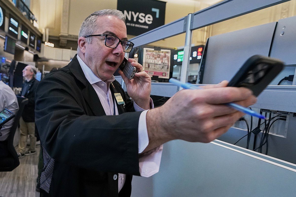 us-stocks-drift-near-their-records-in-mixed-trading-after-oil-prices-fall