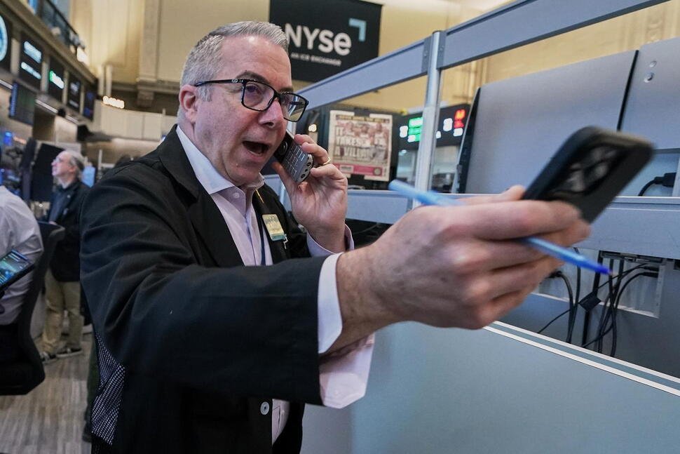 ai-stock-slump-raises-the-question-if-investors-are-just-taking-profits-or-getting-very-nervous