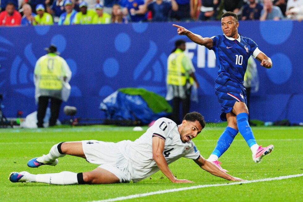 kylian-mbappe-moves-into-3rd-in-world-cup-goals-with-15