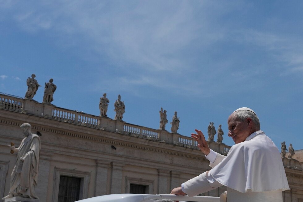 leon-xiv-dice-que-la-guerra-“nunca-sera-bendecida-por-dios”-al-inicio-de-reunion-de-cardenales