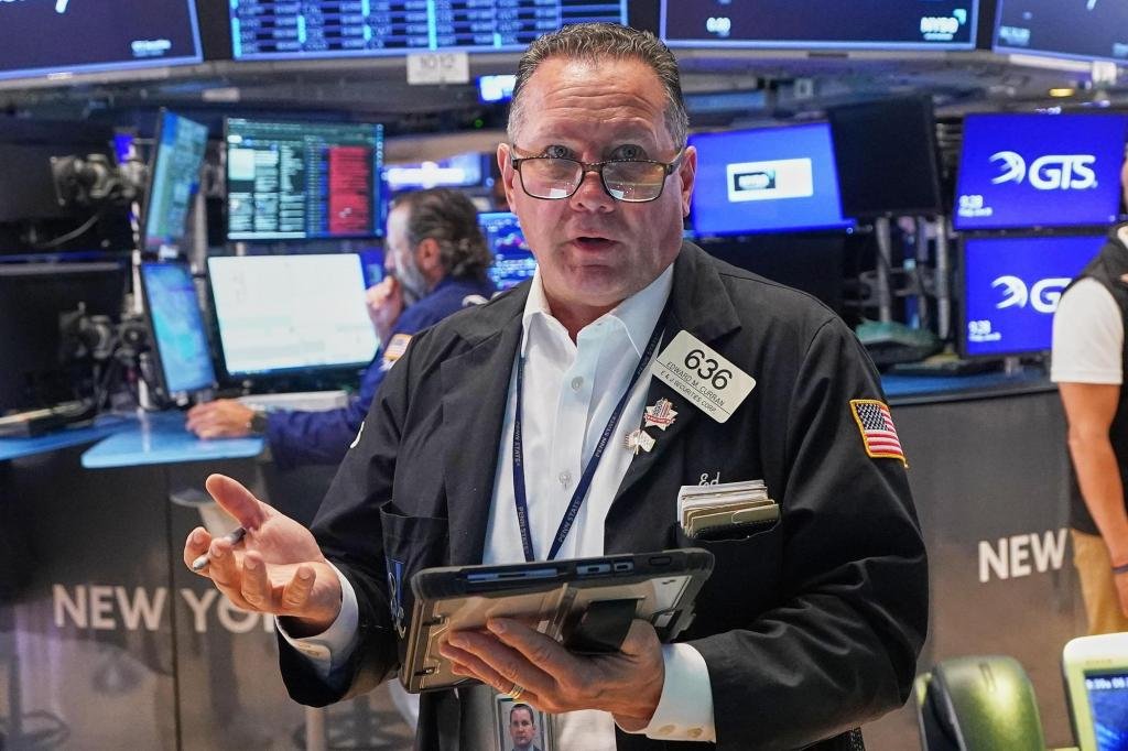 most-of-wall-street-rises,-but-sinking-ai-stocks-send-it-lower-for-the-week