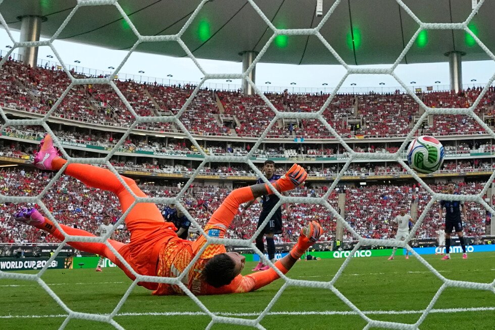 uruguay-goalkeeper-pulled-at-halftime-vs.-spain-in-world-cup