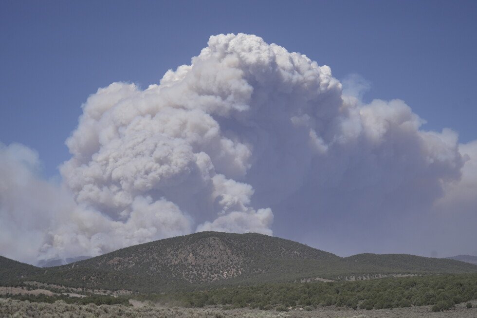 critical-fire-weather-fuels-largest-blaze-in-the-us