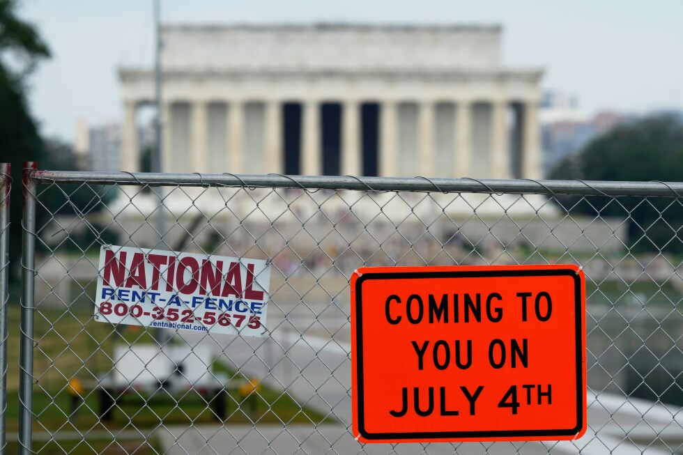 a-reflecting-pool-that-has-long-enticed-visitors-now-gains-police-scrutiny