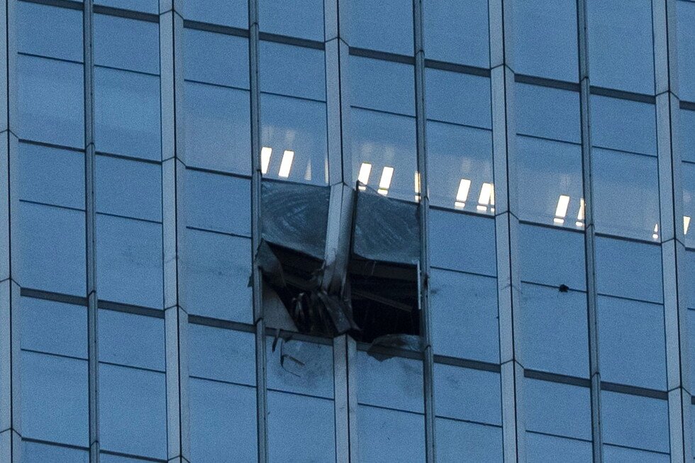 una-avioneta-se-estrella-contra-un-rascacielos-de-beijing:-muere-el-piloto-y-hay-13-heridos