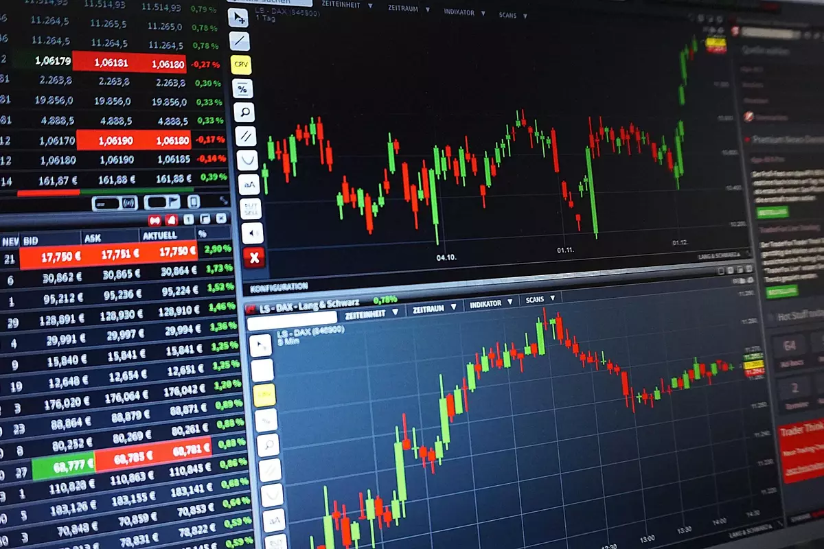 intel-shares-hold-the-analyst-focus,-goldman-and-wsj-frame-the-debate