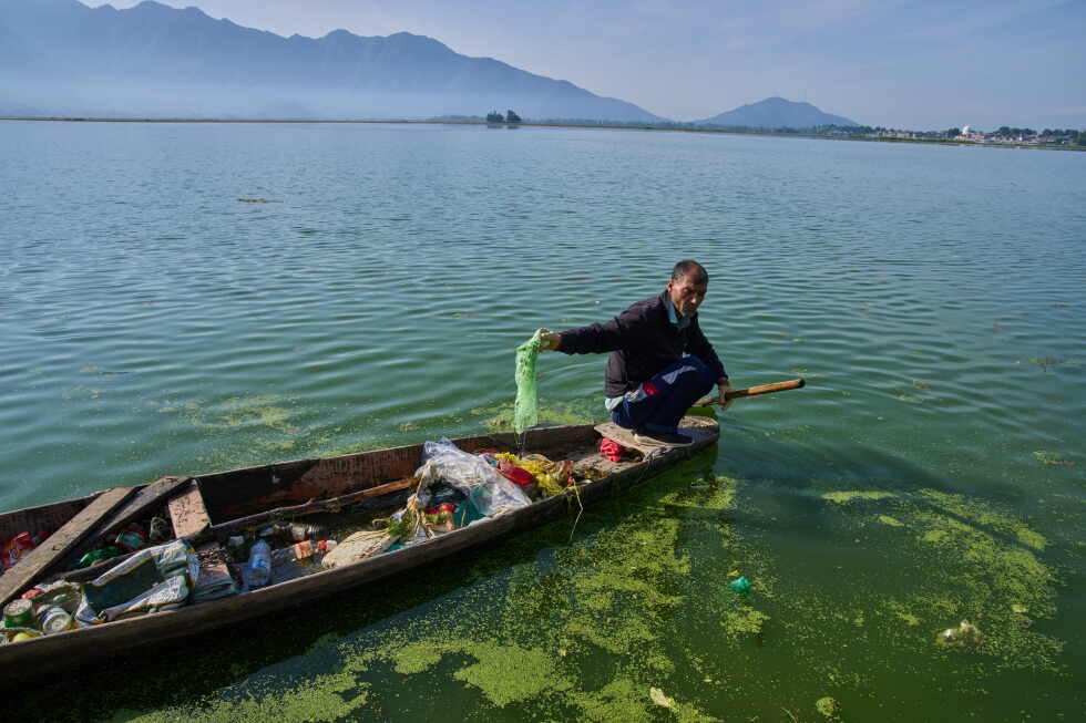 warming-climate-and-pollution-hurt-kashmir’s-iconic-dal-lake