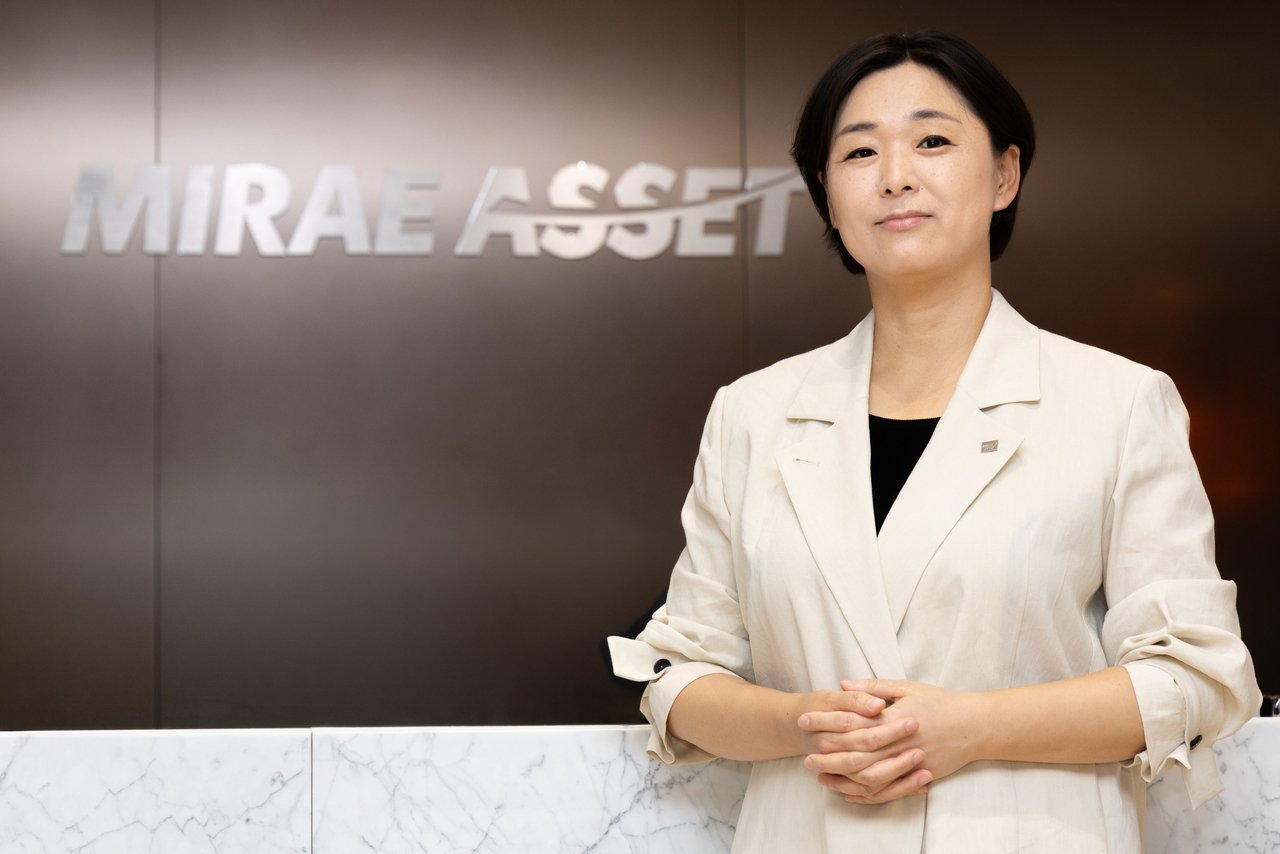 Park Yeon-ju, head of research at Mirae Asset Securities, pose for photos before an interview with The Korea Herald, held at the firm's headquarters in central Seoul, Tuesday. (Yoon Chang-bin/The Korea Herald)