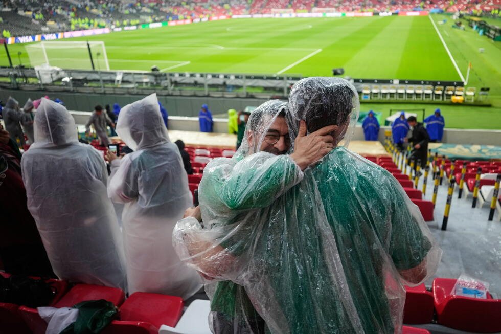 mexico-vs-ecuador-world-cup-match-delayed-by-thunderstorm