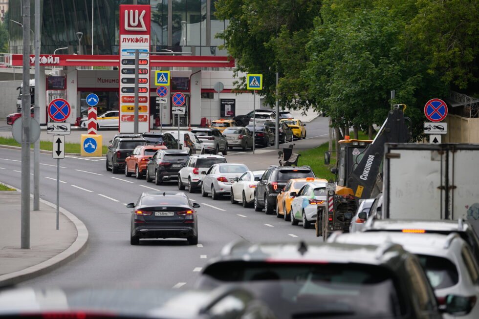 a-fuel-crisis-hits-russia-after-weeks-of-ukrainian-attacks-on-refineries