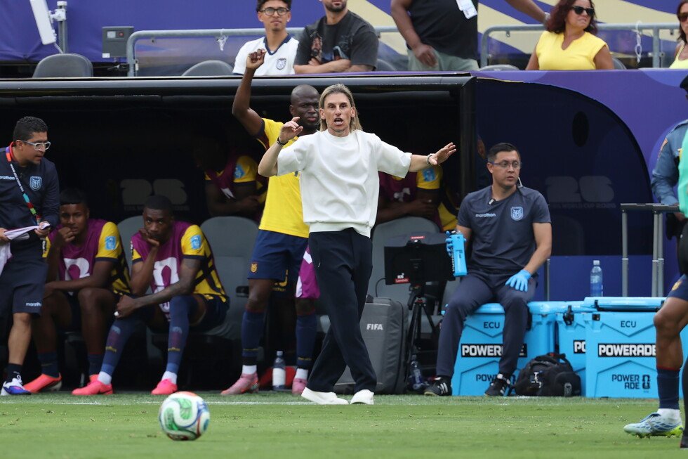 mexican-fans-disrupt-ecuador’s-sleep-before-world-cup-clash