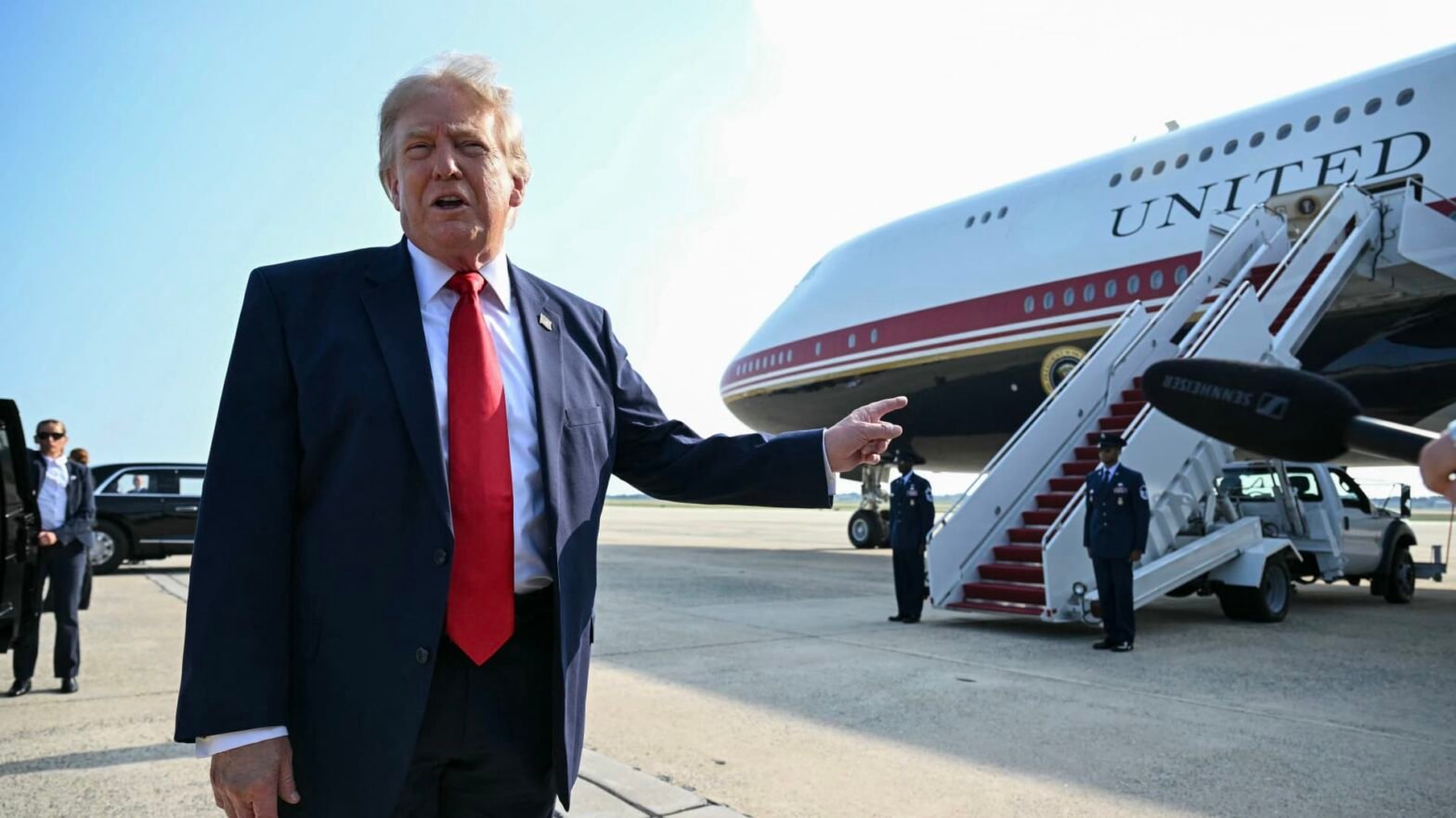 trump-says-outside-funds-‘run-my-money’-after-disclosure-shows-billions-in-2025-revenue