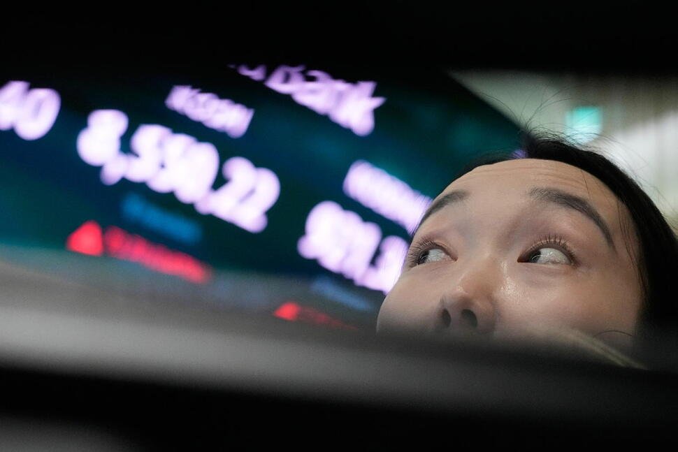 asian-stocks-mostly-decline-on-a-sell-off-of-chip-shares