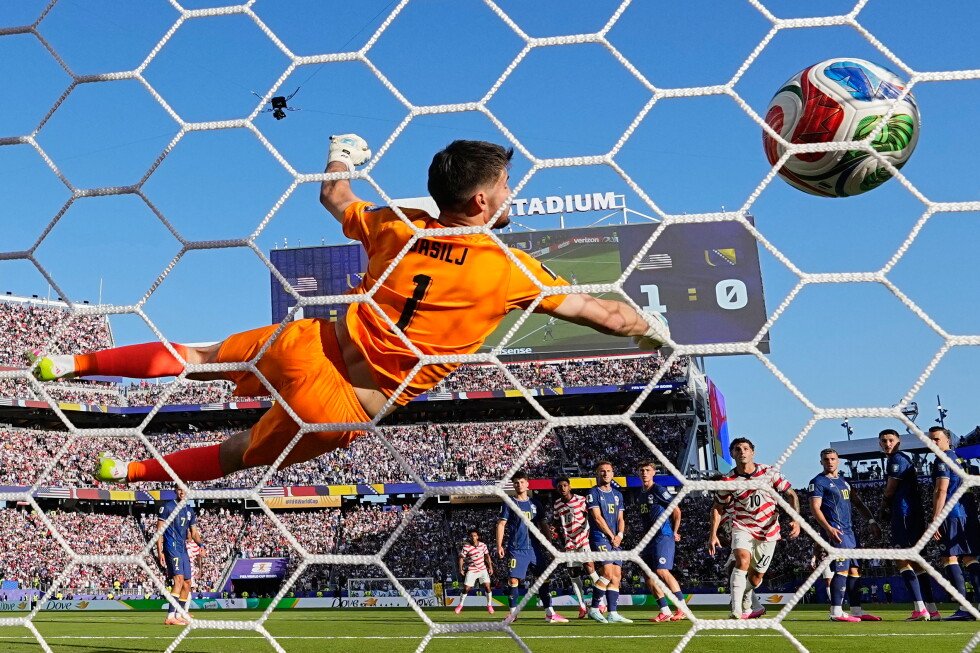 us.-beats-bosnia-herzegovina-2-0-to-advance-to-round-of-16-and-keep-its-world-cup-dreams-alive