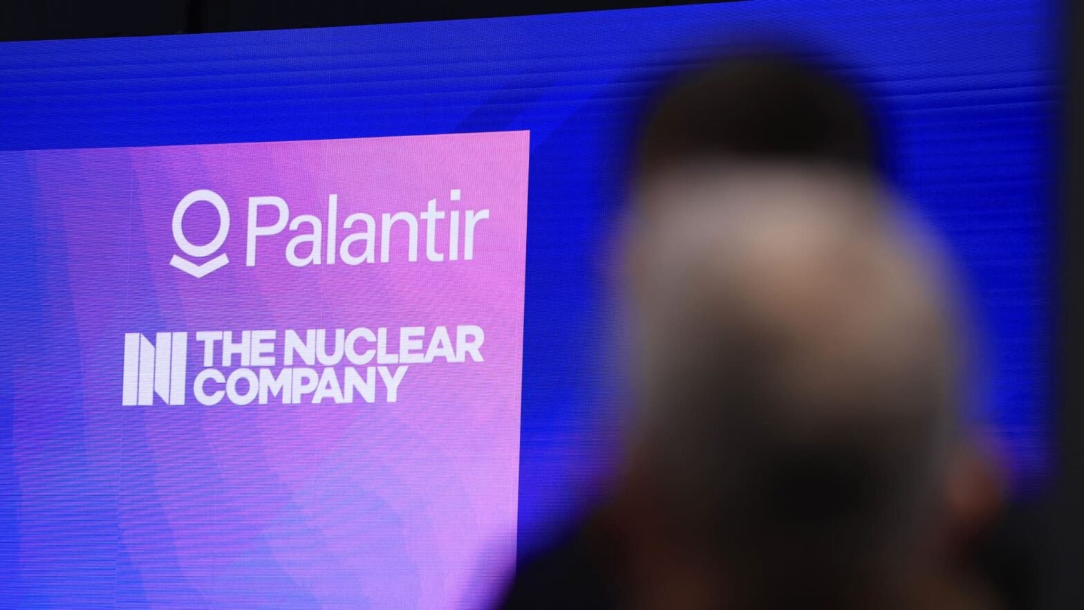 stocks-making-the-biggest-moves-premarket:-sandisk,-robinhood,-palantir-&-more