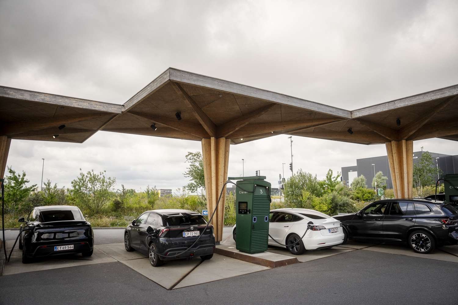 tesla-reports-strong-deliveries,-yet-investors-remain-unimpressed