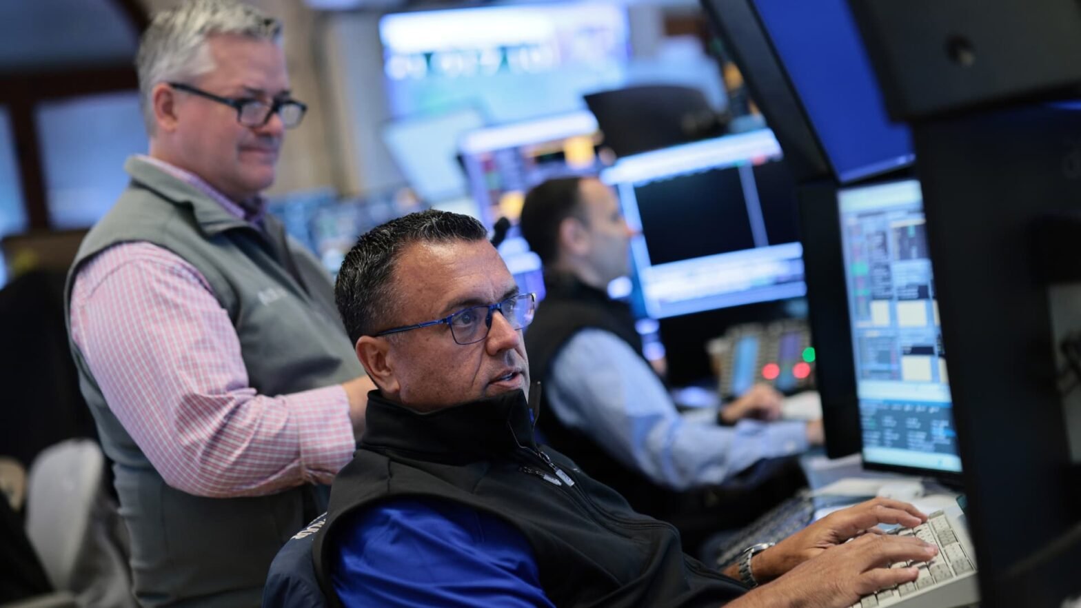 tech-bulls-lose-conviction-as-key-trading-metric-blows-out-to-the-widest-since-2008