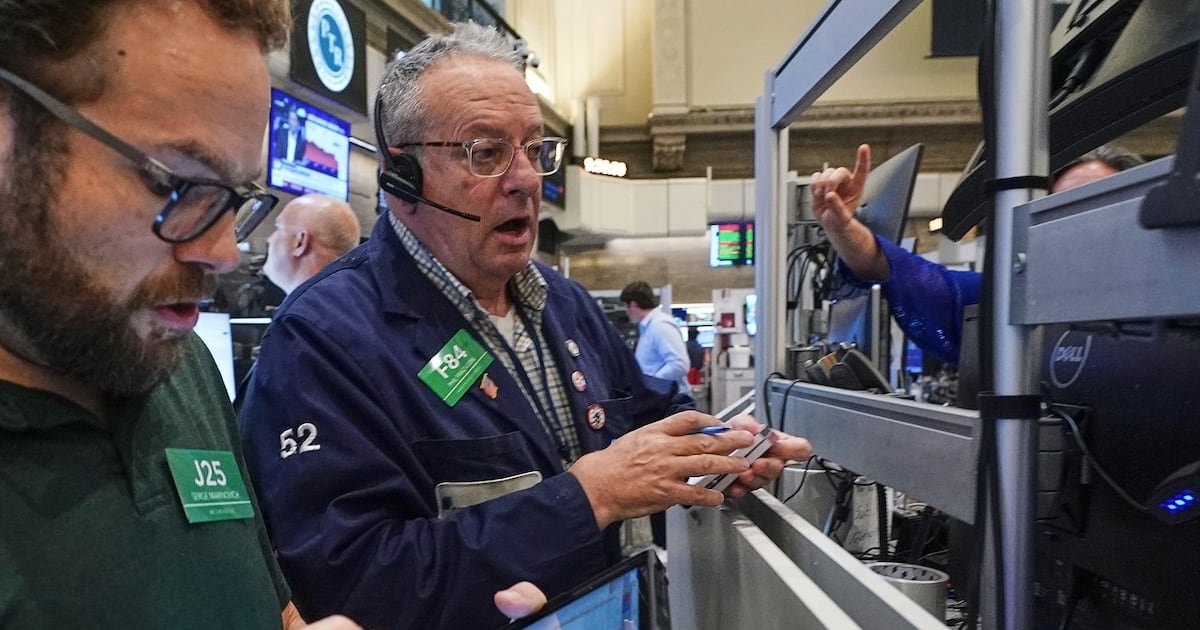 most-us.-stocks-climb-toward-the-finish-of-a-strong-week,-but-drops-for-tech-keep-indexes-mixed