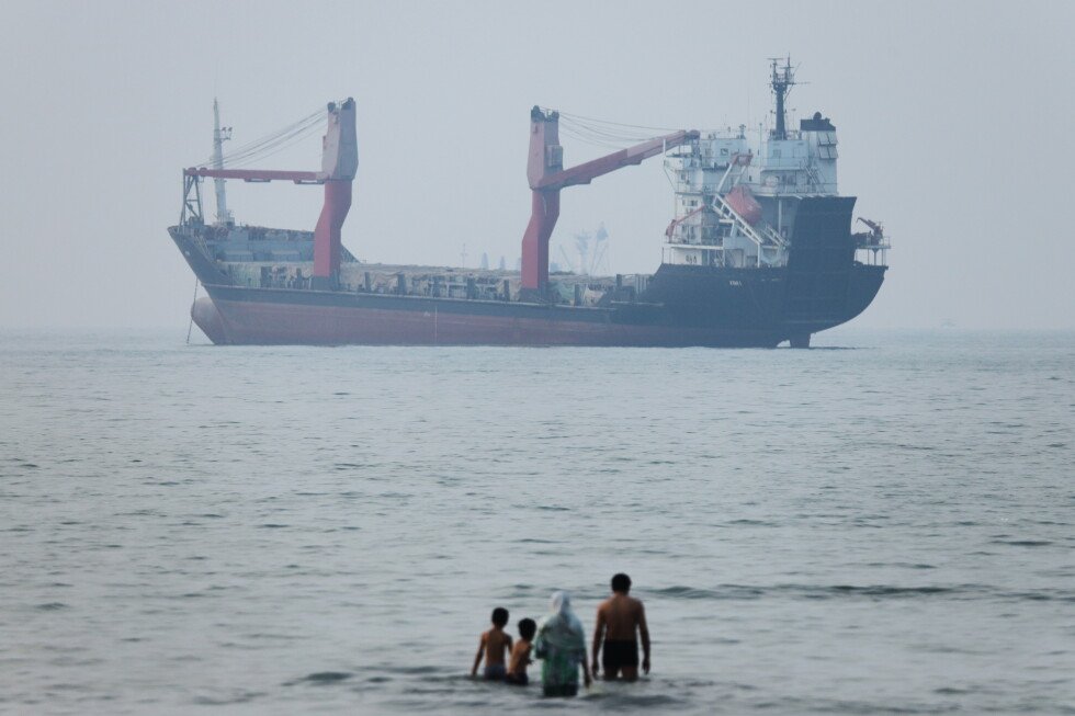 iran-warns-oil-tankers-to-use-approved-routes-in-strait-of-hormuz-or-face-a-‘forceful-response’