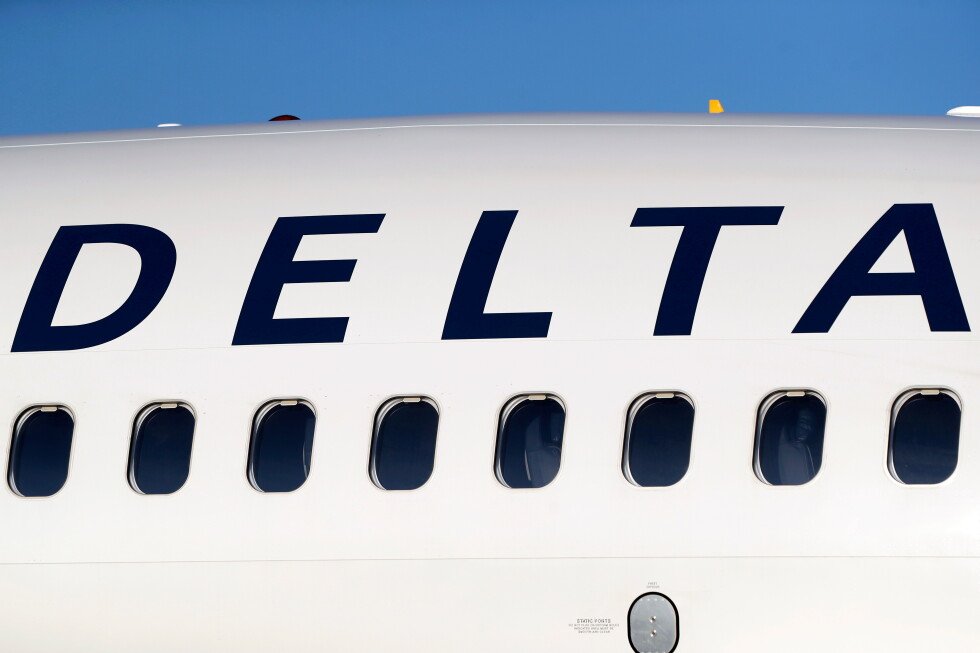 delta-flight-reportedly-hit-by-a-july-fourth-firework-above-chicago