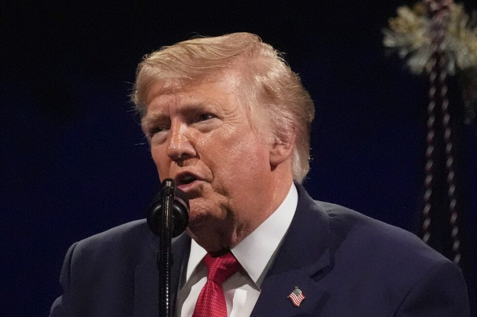 trump-posts-doctored-photo-of-the-obamas-and-graffiti-on-air-force-one