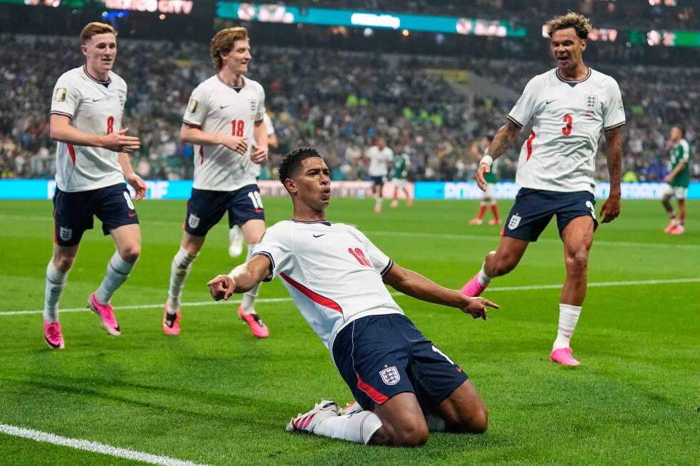 mexico-england-world-cup-clash-delayed-1-hour-by-thunderstorm