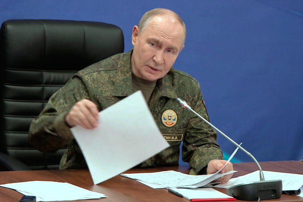 attack-on-crimea-kills-1-as-putin-and-zelenskyy-hold-separate-trump-calls