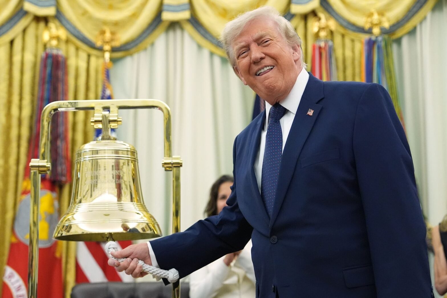 trump-rings-wall-street’s-opening-bells-as-he-ties-his-presidency-to-stock-market-gains