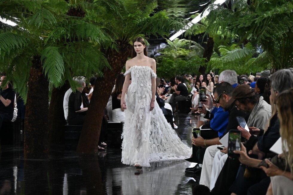 jonathan-anderson-shifts-dior-buzz-from-taylor-swift’s-hidden-wedding-gown-during-paris-couture-week