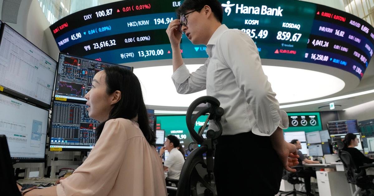 asian-markets-retreat-after-rebounding-ai-stocks-send-the-s&p-500-to-brink-of-a-new-record