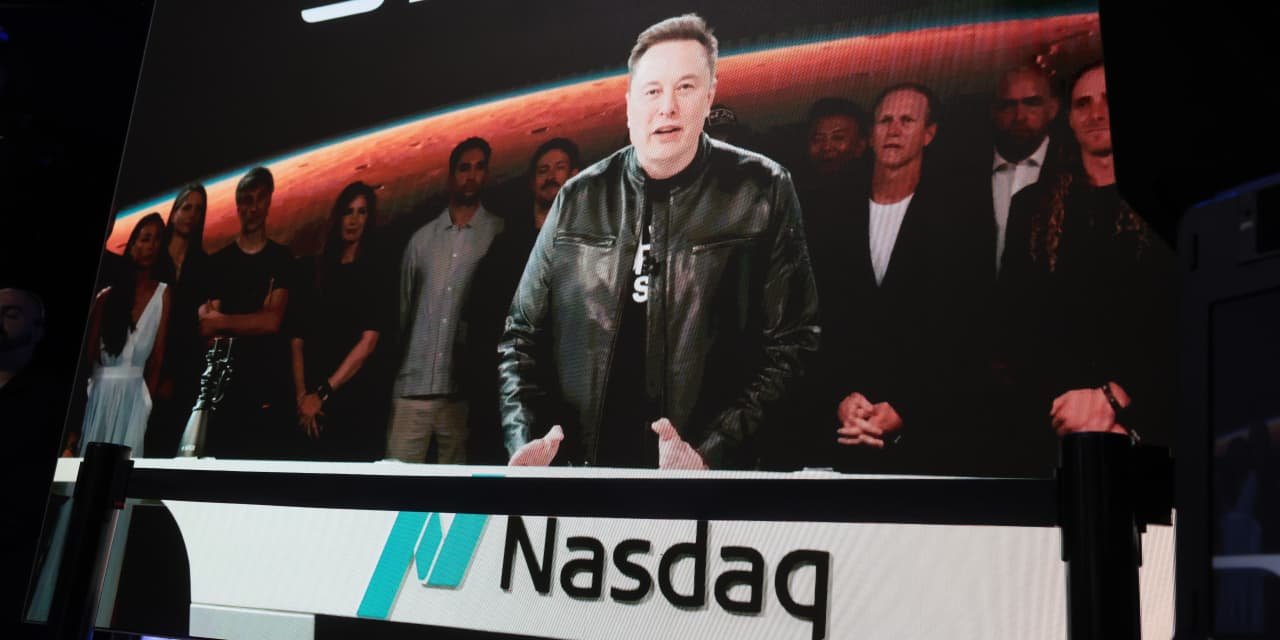 spacex-just-got-14-new-buy-ratings-why-1-analyst-gave-it-a-hold.