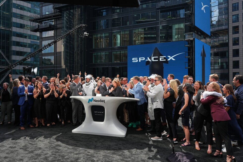 wall-street-banks-are-sky-high-about-spacex,-but-investors-remain-cautious