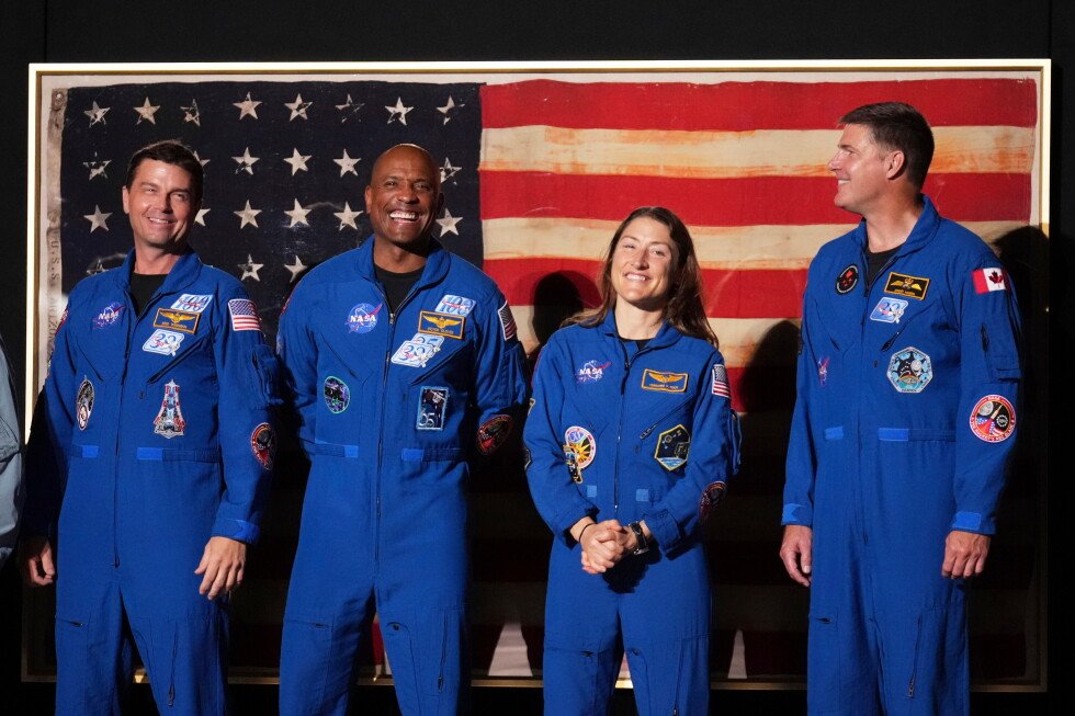 record-breaking-artemis-ii-crew-returns-to-kennedy-space-center