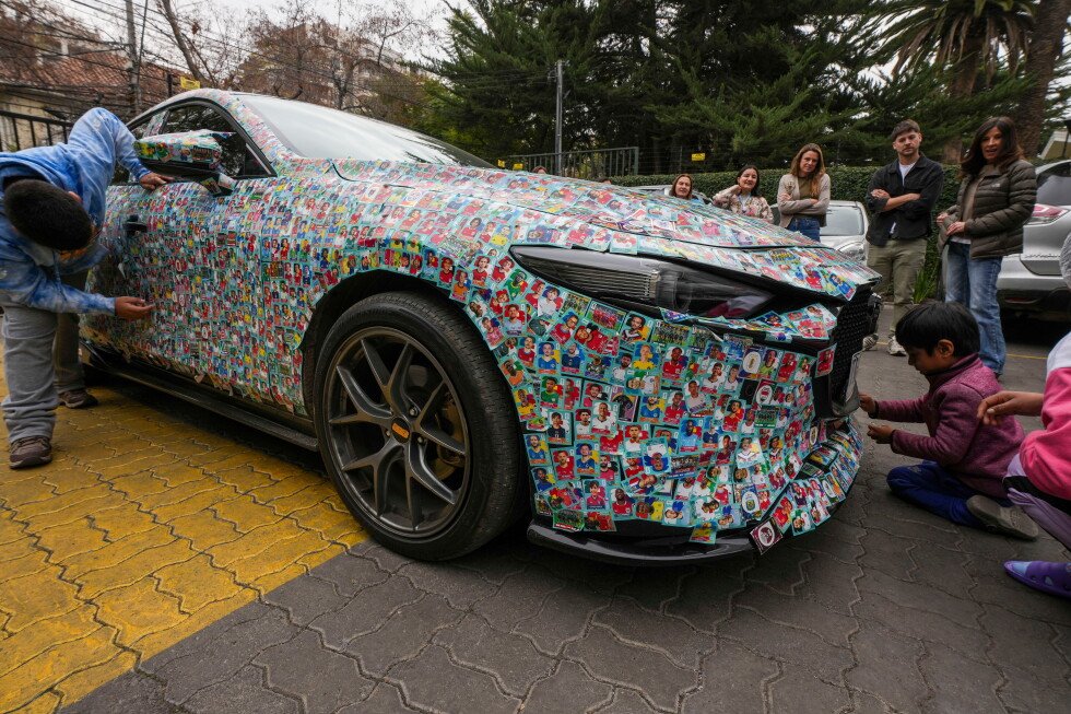 en-chile,-un-auto-cubierto-con-11.000-figuritas-mantiene-viva-la-fiebre-del-mundial