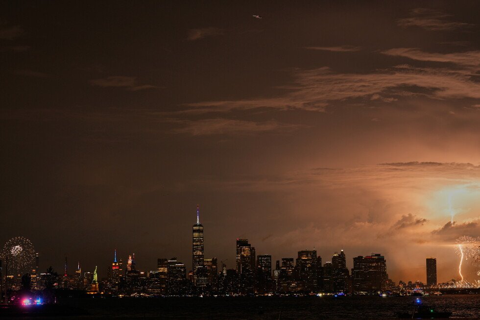 how-this-photographer’s-second-camera-caught-a-blast-of-lightning-among-the-fireworks