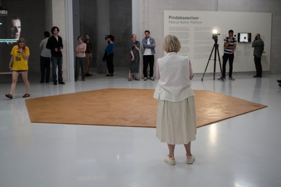 museum-spreads-peanut-butter-on-floor-to-honor-late-artist