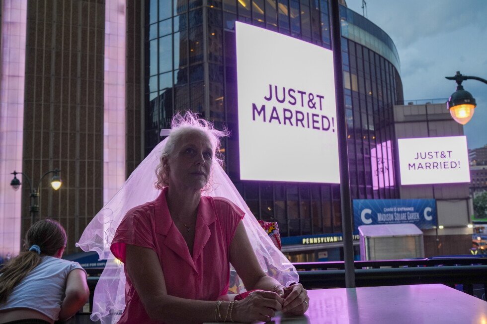 no-pictures-of-taylor-swift’s-wedding?-fans-fill-the-void-with-trash