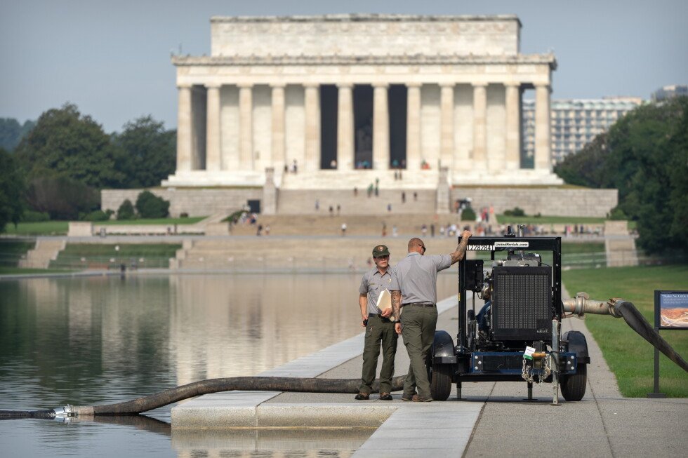 crews-are-again-draining-lincoln-memorial-reflecting-pool