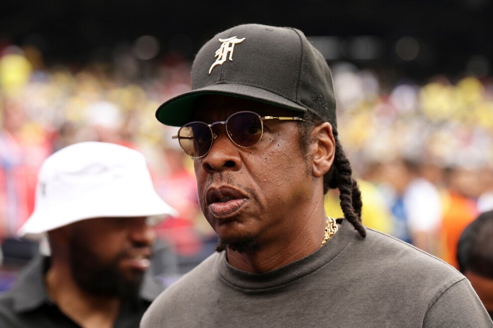 jay-z-show-in-new-york-delayed-hours-after-fans-rush-entrances