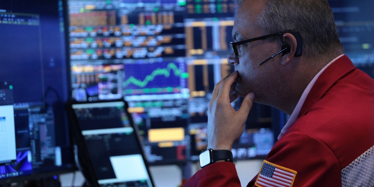 us.-stocks-fall-as-ai-selloff,-oil-jump-rattle-markets