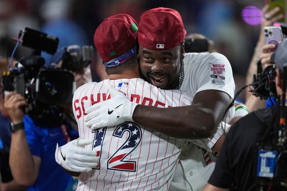 kyle-schwarber-advances-in-home-run-derby,-harper-falls-short-for-phillies