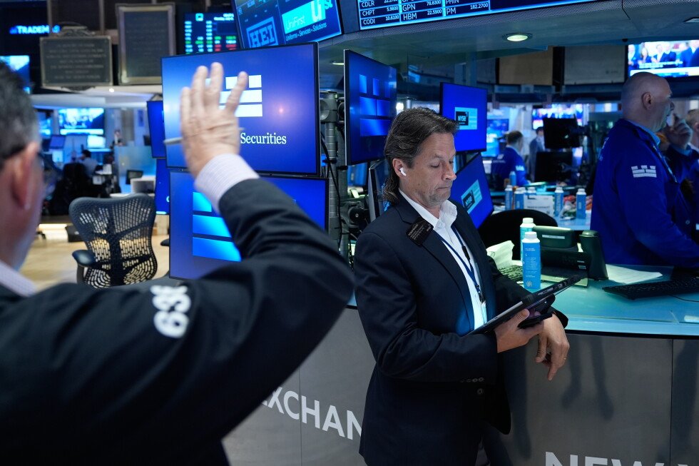 oil-prices-gain-and-stocks-fall-as-fighting-in-the-middle-east-intensifies