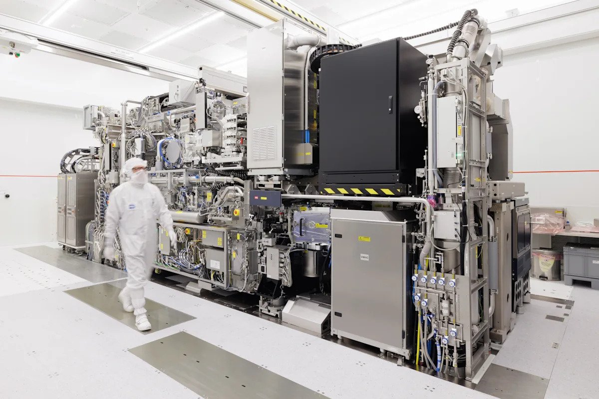 asml-stock-pops-on-strong-orders-for-advanced-chipmaking-equipment
