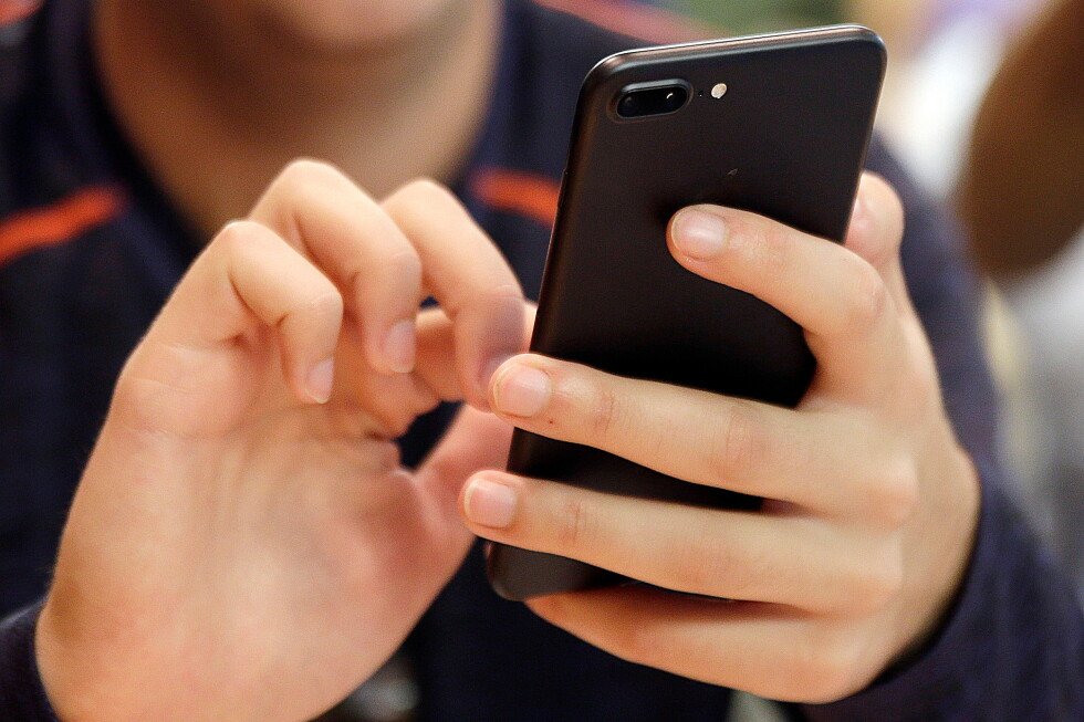 how-to-avoid-texting-thumb-and-other-phone-overuse-injuries